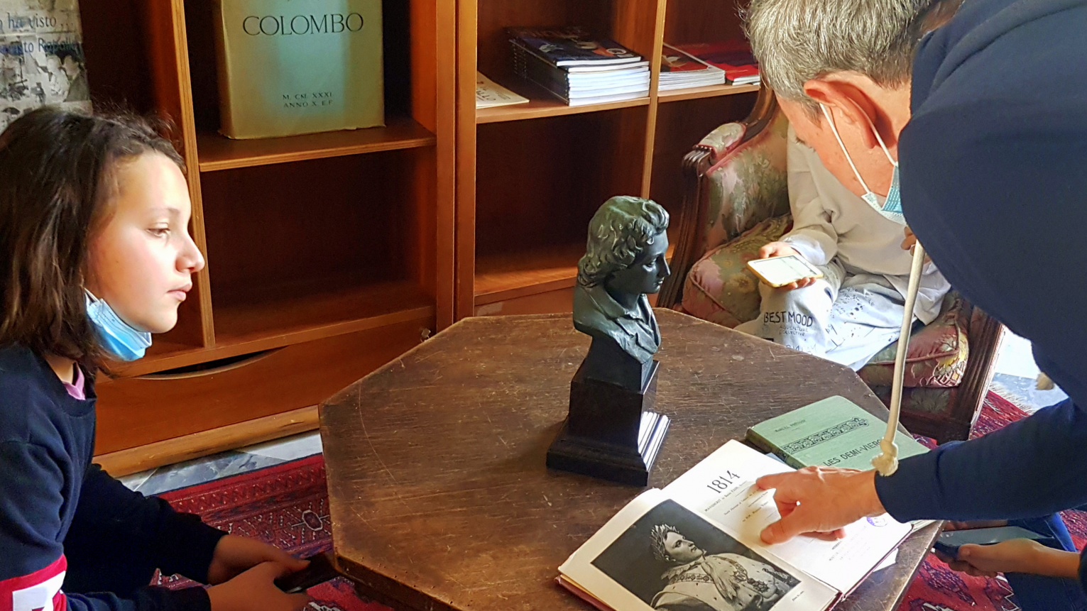 Giorgio Fornari mostra un libro ottocentesco